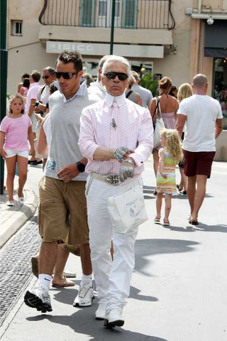 Illustration for article titled Karl Lagerfeld Wears Pink • Joe Jonas Joins The NYPD